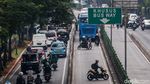 Hindari Razia Polisi, Pemotor Nekat Putar Balik di Jalur Busway