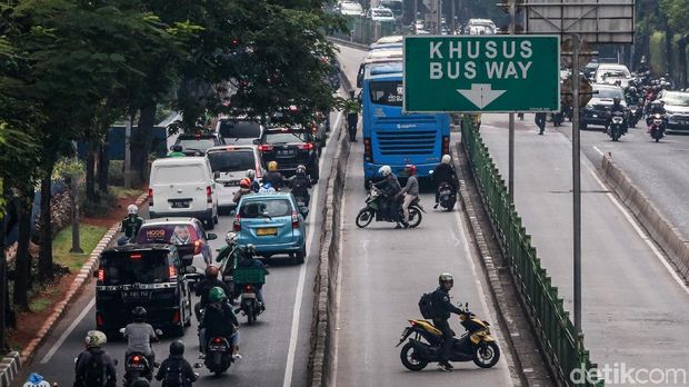 Pemotor berupaya memutar balik menghindari razia di busway