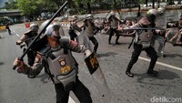 Begini aksi mereka menari dayak.