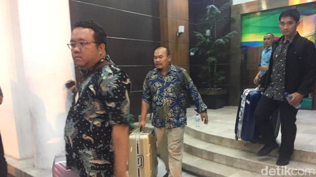 Tim KPK usai menggeledah kantor Wali Kota Medan, Jumat (18/10/2019)