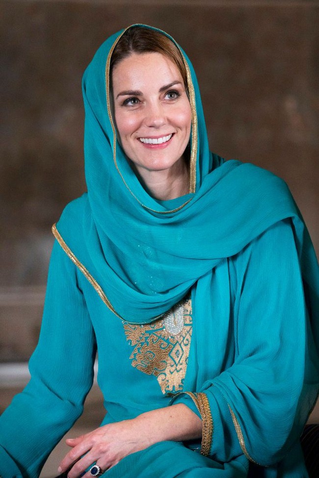 Kate Middleton pernah berkunjung ke Pakistan bersama Pangeran William. Saat itu, Kate mengenakan pakaian tradisional Pakistan lengkap dengan kerudungnya. Kate tampil anggun dengan busana hijau toska.Foto: Photo by Owen Humphreys - Pool/Getty Images