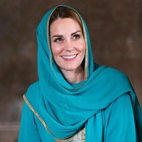 Kate Middleton pernah berkunjung ke Pakistan bersama Pangeran William. Saat itu, Kate mengenakan pakaian tradisional Pakistan lengkap dengan kerudungnya. Kate tampil anggun dengan busana hijau toska.Foto: Photo by Owen Humphreys - Pool/Getty Images