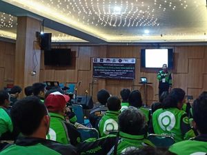 Kisah Ashrul, Dosen Tuna Rungu Nyambi GoSend Ajarkan Mitra Bahasa Isyarat