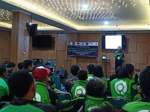 Kisah Ashrul, Dosen Tuna Rungu Nyambi GoSend Ajarkan Mitra Bahasa Isyarat