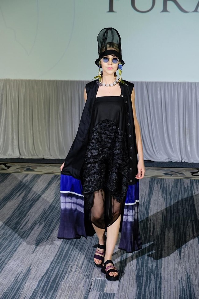 Label busana Purana menampilkan koleksinya di ajang Africa Fashion Exchange (AFX), Durban, Afrika pada 18 Oktober 2019. Salah satu koleksi andalan yang ditampilkan adalah “hybrid outfit”. Menurut direktur kreatif Purana, Nonita Respati, busana ini memiliki karakter “multi- styling” juga “multi-sizing” dan multifungsi. Salah satu contoh hybrid outfit kreasi Purana adalah gaun yang bisa menjadi outerwear. Foto: dok. Purana