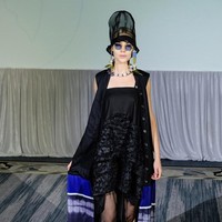 Label busana Purana menampilkan koleksinya di ajang Africa Fashion Exchange (AFX), Durban, Afrika pada 18 Oktober 2019. Salah satu koleksi andalan yang ditampilkan adalah “hybrid outfit”. Menurut direktur kreatif Purana, Nonita Respati, busana ini memiliki karakter “multi- styling” juga “multi-sizing” dan multifungsi. Salah satu contoh hybrid outfit kreasi Purana adalah gaun yang bisa menjadi outerwear. Foto: dok. Purana