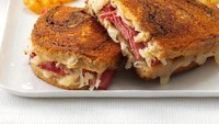 Dari New York ada Reuben Sandwich yang terinspirasi nama Reuben Deli. Ia adalah sosok yang menemukan jenis sandwich ini.Foto: Istimewa