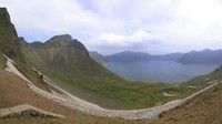 Gunung Paektu punya danau yang sangat indah. Danau Chon namanya, yang berarti surga dan terbentang diketinggian 2.190 mdpl.