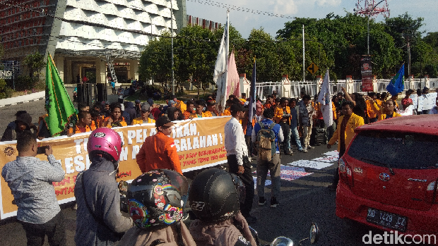 Demo mahasiswa Makassar tuntut Presiden Jokowi keluarkan Perppu KPK, Jumat (18/10/2019)