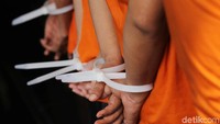 Tangan para tersangka juga diikat.
