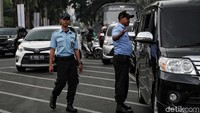 Penutupan jalan diberlakukan mulai H-3 pelantikan presiden dengan alasan keamanan. 