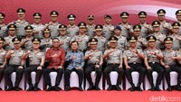 JK berfoto bersama para pejabat Mabes Polri.