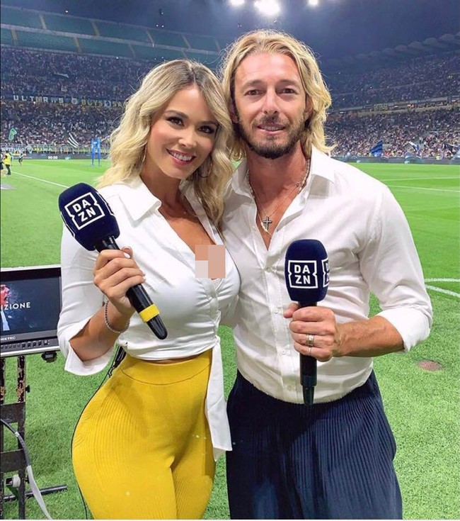 Saya mengatakan bahwa jika seorang jurnalis pergi ke stadion dengan berpakaian seperti itu, dia lebih suka dilihat daripada didengarkan, tulis Caterina di halaman Facebook-nya dan berbagi foto Diletta berpose bersama host pria. Foto: Instagram