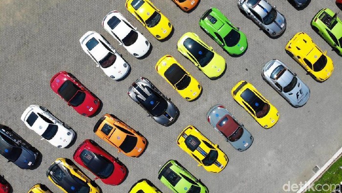 Komunitas mobil super car, Brotherhood Club Indonesia
(BCI) menggelar kegiatan turing dari kota Banyuwangi yang akan berakhir di
pulau Bali. Diikuti oleh 60 mobil super car dari berbagai merk seperti: Ferrari,
Lamborghini, Porsche, McLaren, Aston Martin dan Mercedes-AMG, BCI mencuri
perhatian penduduk kota Banyuwangi dengan penampilan serta suara
knalpotnya yang khas. Tak jarang penduduk sekitar mengambil gambar serta
meminta izin untuk selfie.