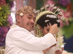 Dinikahi Cicit Soeharto, Della Putri Anjani Atkins Mewek saat Akad