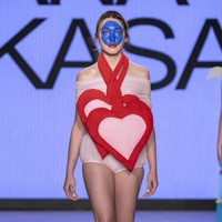 delapan set busana yang ditampilkan menggunakan material transparan yang membawa siluet simpel namun berkarakter kuat. Koleksi ini sarat kesan playful dengan warna-warna cerah. Foto: Dok. Diana Rikasari