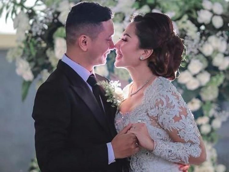 Kemesraan Emma Waroka dan Suami Berondongnya, Ini Foto-fotonya!