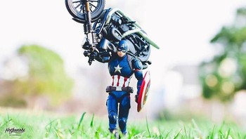 Aksi Captain America berjalan dengan motor di pundaknya. (Foto: hot.kenobi)