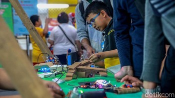 Selain pameran, Orbit Habibie Festival menghadirkan seminar, diskusi hingga sesi pelatihan. Adapun event ini mencakup berbagai sektor mulai dari teknologi baru dari Robotika, Internet of Things, Drone, AI, Virtual Reality dan Permainan hingga industri tradisional Aerospace, Otomotif, Telekomunikasi, Manufaktur, Pertanian, Perbankan, Fintech, Hiburan dan Pendidikan.