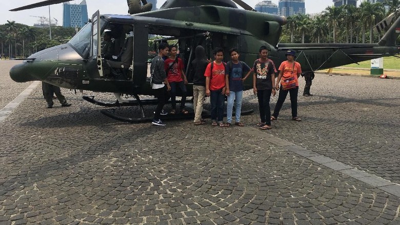 Jelang Pelantikan Jokowi, Heli TNI Jadi Sasaran Foto Pengunjung Monas Jelang Pelantikan Jokowi, Heli TNI Jadi Sasaran Foto Pengunjung Monas