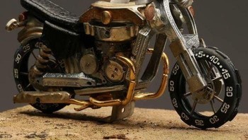 Di tempat kerjanya dengan potongan-potongan arlojinya tersebut ia mulai berkreasi seperti membuat sepeda motor mini. (Foto: Instagram/watchpartsmotorcycles)