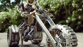 Gaya kreasinya ini mengusung gaya sterampunk atau vintage. (Foto: Instagram/watchpartsmotorcycles)