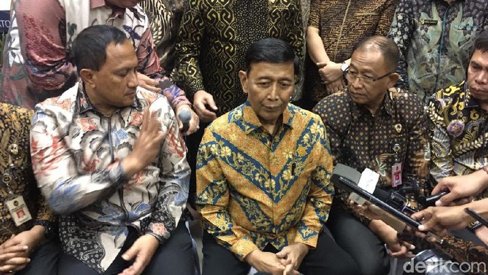Ditemani Dokter, Wiranto Silaturahmi dengan Pegawai Kemenko Polhukam