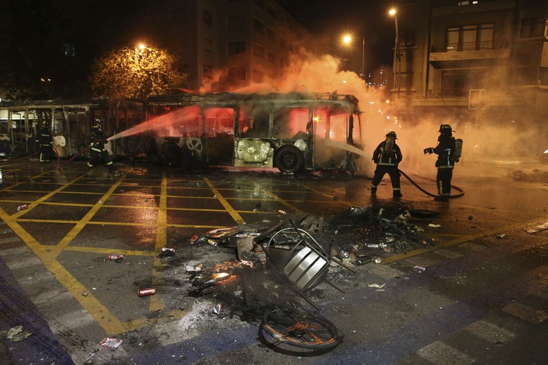 3 Orang Tewas Akibat Supermarket Dibakar Demonstran di Chile 3 Orang Tewas Akibat Supermarket Dibakar Demonstran di Chile