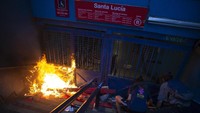 Seluruh sistem jaringan kereta bawah tanah kini ditutup usai serangan di sejumlah stasiun di Santiago, ibu kota Chile yang berpenduduk sekitar 7 juta jiwa tersebut. (Foto: AP)