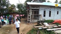 Bantuan yang diberikan melalui program BSPS bukan dalam bentuk uang tunai, namun berupa bahan bangunan. Dalam pelaksanaannya dilakukan oleh masyarakat dengan membentuk kelompok untuk memperbaiki atau membangun rumah secara gotong royong. Pool/Kementerian PUPR.