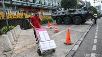 Pelantikan presiden dan wakil presiden akan digelar besok di Gedung DPR pukul 14.00 WIB.