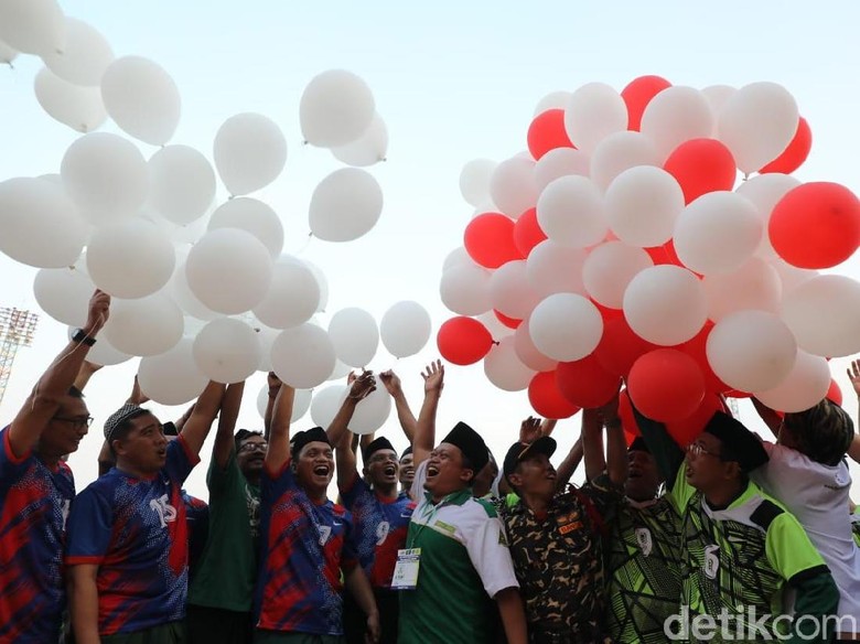 Parade Merah Putih, Santri, Polisi dan TNI Kota Madiun Terbangkan Seribu Balon Parade Merah Putih, Santri, Polisi dan TNI Kota Madiun Terbangkan Seribu Balon
