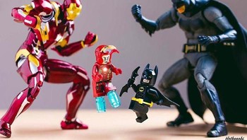 Ketika Iron Man dan Batman bermain sama anak-anaknya. (Foto: hot.kenobi)