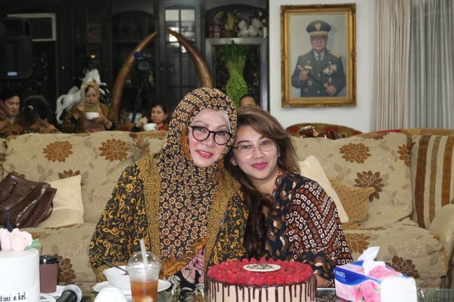 Rika Callebaut dinikahi Ari Sigit pada 2003. Sejak menjadi menantu Keluarga Cendana, bintang sinetron Putri Duyung dan Inem Pelayan Seksi ini mundur teratur dari dunia keartisan. Pernikahan mereka dikaruniai dua anak yakni Febrino Ariyo Atmojo dan Dianda Carriska Wibowo. Foto: Instagram/@rikacallebaut