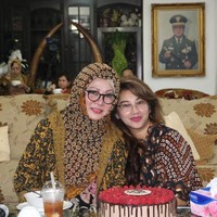 Rika Callebaut dinikahi Ari Sigit pada 2003. Sejak menjadi menantu Keluarga Cendana, bintang sinetron Putri Duyung dan Inem Pelayan Seksi ini mundur teratur dari dunia keartisan. Pernikahan mereka dikaruniai dua anak yakni Febrino Ariyo Atmojo dan Dianda Carriska Wibowo. Foto: Instagram/@rikacallebaut