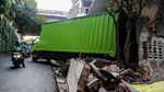 Tidak Kuat Nanjak, Mobil Boks Mundur Seruduk Rumah