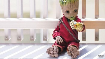 Mini Groot pakai gelang Thanos. (Foto: hot.kenobi)