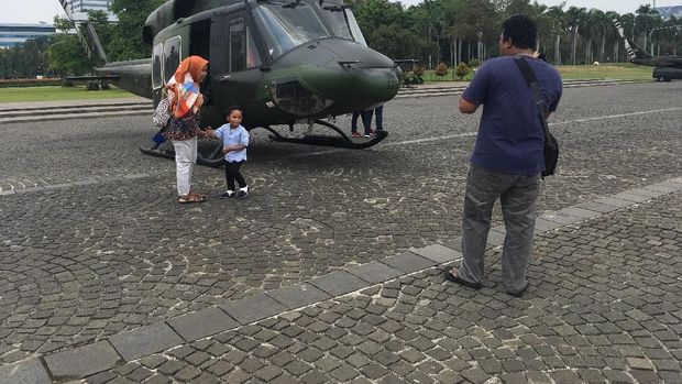  Helikopter-helikopter itu menjadi pusat perhatian pengunjung.