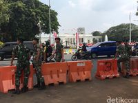 Karangan Bunga Selamat untuk Pelantikan Jokowi Berjejer di Depan Istana