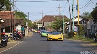 Mobil Lamborghini terlihat mengikuti touring.