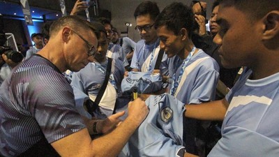 6 Trofi dan Legenda Manchester City Sambangi Jakarta