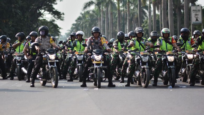 TNI-Polri Patroli Skala Besar di Bekasi Jelang Pelantikan Presiden TNI-Polri Patroli Skala Besar di Bekasi Jelang Pelantikan Presiden