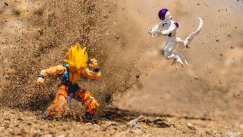 Goku dan Freeza bertarung sengit. Foto: hot.kenobi
