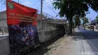 Selai itu, ada juga spanduk yang dibuat TNI Polri, mengajak masyarakat agar menjaga kondusifitas jelang pelantikan presiden dan wakil presiden.