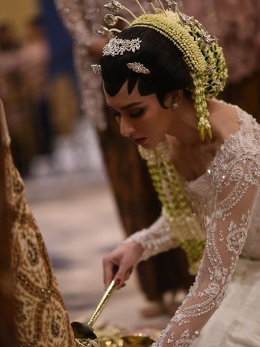 Dinikahi Cicit Soeharto, Della Putri Anjani Atkins Mewek saat Akad