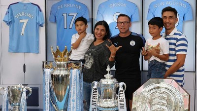 Berfoto Bersama 6 Tropi Manchester City