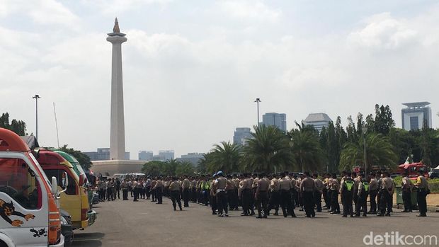Karangan Bunga Selamat untuk Pelantikan Jokowi Berjejer di Depan Istana
