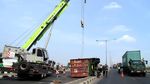 Truk Peti Kemas Terguling di Kranji