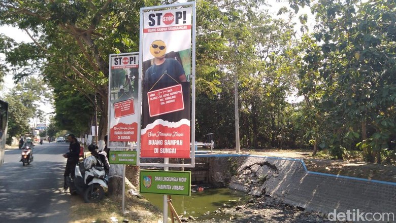 Kepergok Buang Sampah di Sungai Jombang, Siap-siap Foto Anda Dipajang Kepergok Buang Sampah di Sungai Jombang, Siap-siap Foto Anda Dipajang