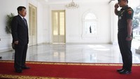 Seorang Paspampres memberikan penghormatan kepada JK. ANTARA FOTO/Akbar Nugroho Gumay.